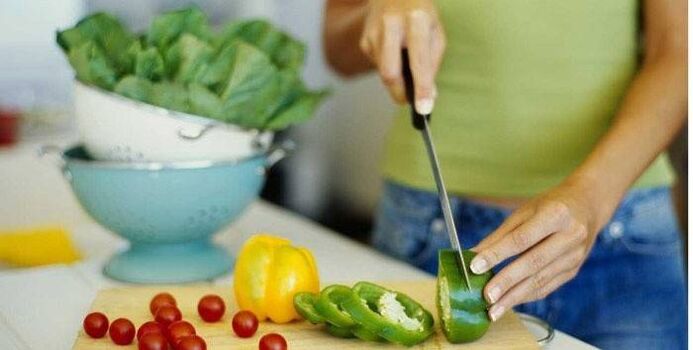 Gotowanie sałatki warzywnej na obiad zgodnie z zasadami prawidłowego odżywiania dla szczupłej sylwetki