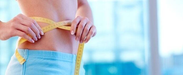 Pomiar objętości utraconej wagi za pomocą specjalnych ćwiczeń brzucha