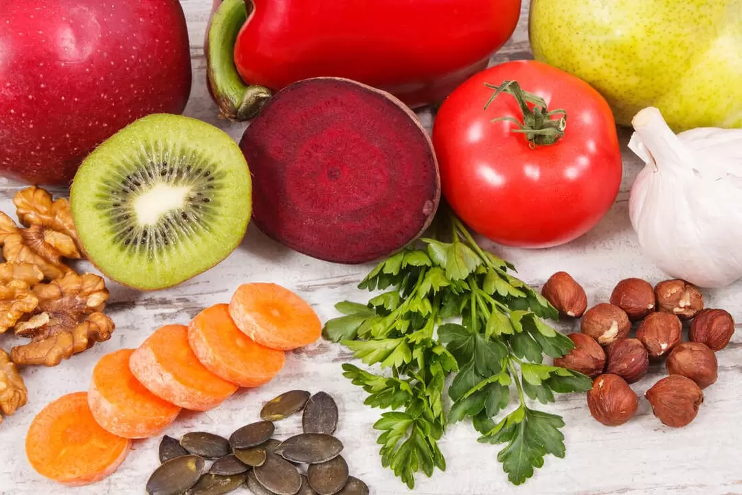 Dieta pacjentów z dną moczanową obejmuje różnorodne warzywa i owoce